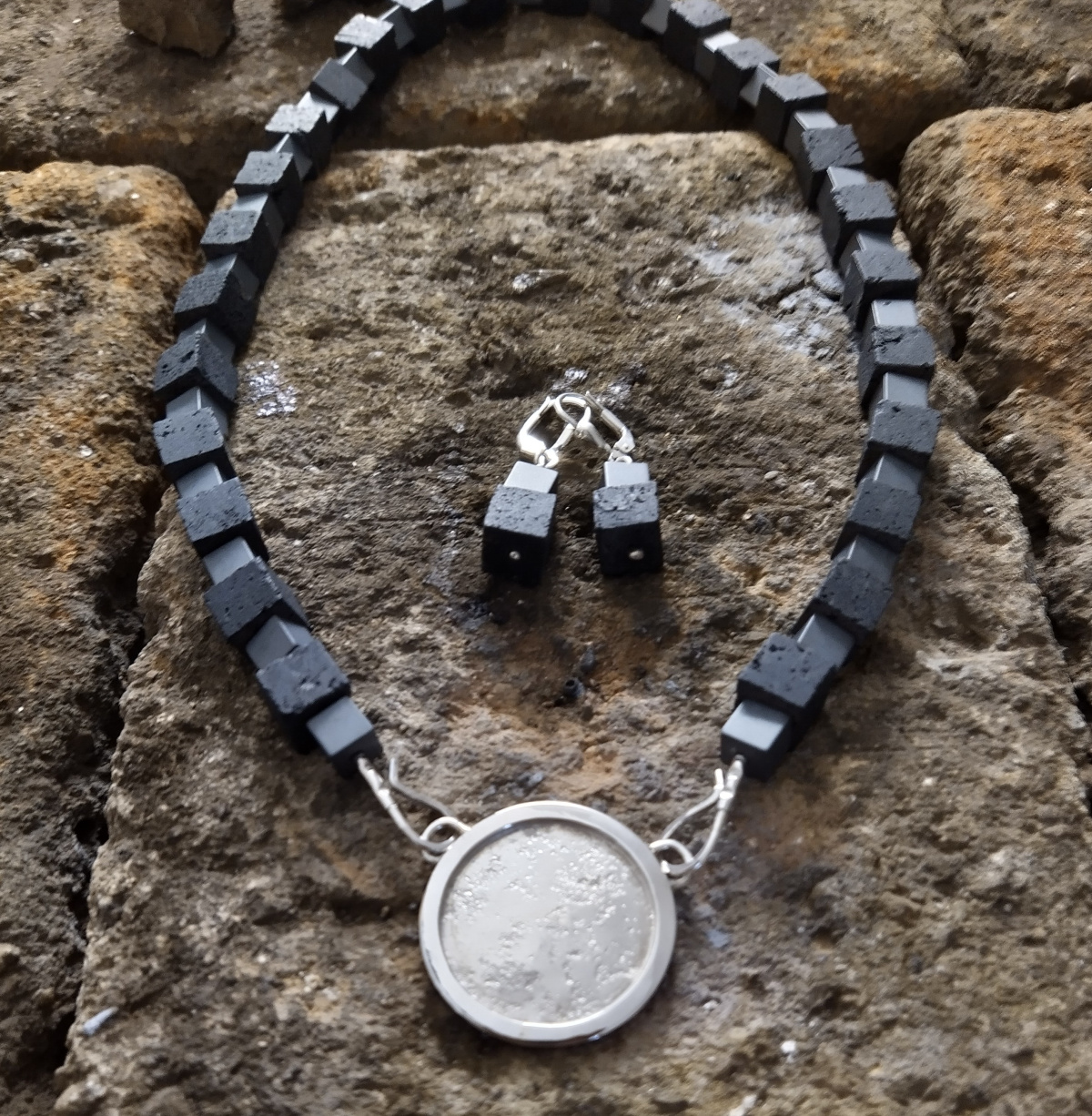 Steinkette Lava, Hämatit mit Silberanhänger 925-er 